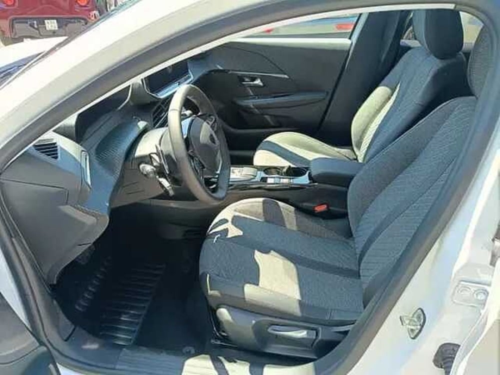 Peugeot 208 nuova a Milano (10)