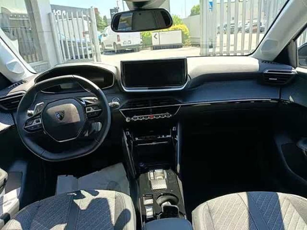 Peugeot 208 nuova a Milano (11)
