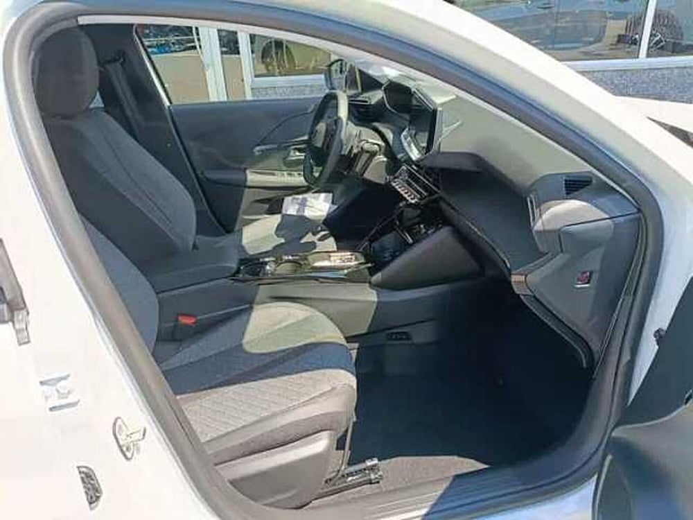 Peugeot 208 nuova a Milano (12)