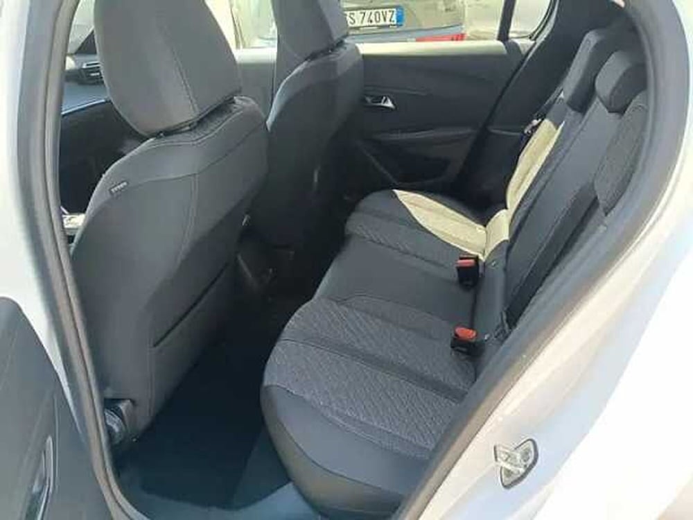 Peugeot 208 nuova a Milano (14)
