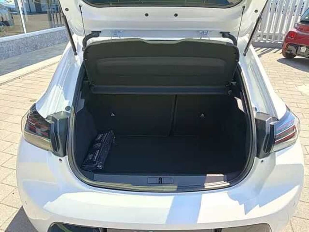 Peugeot 208 nuova a Milano (7)