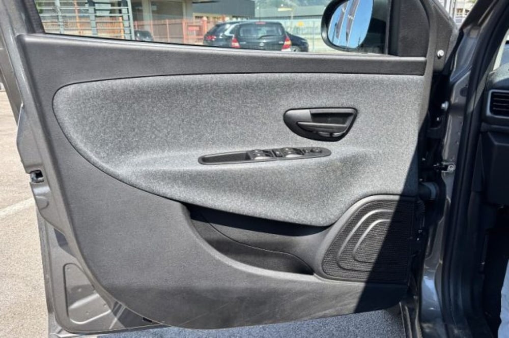 Lancia Ypsilon usata a Latina (12)