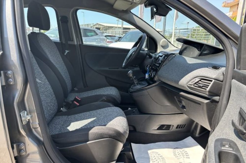 Lancia Ypsilon usata a Latina (8)