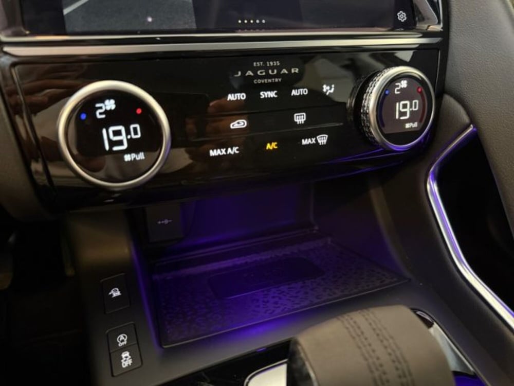 Jaguar E-Pace usata a Livorno (18)