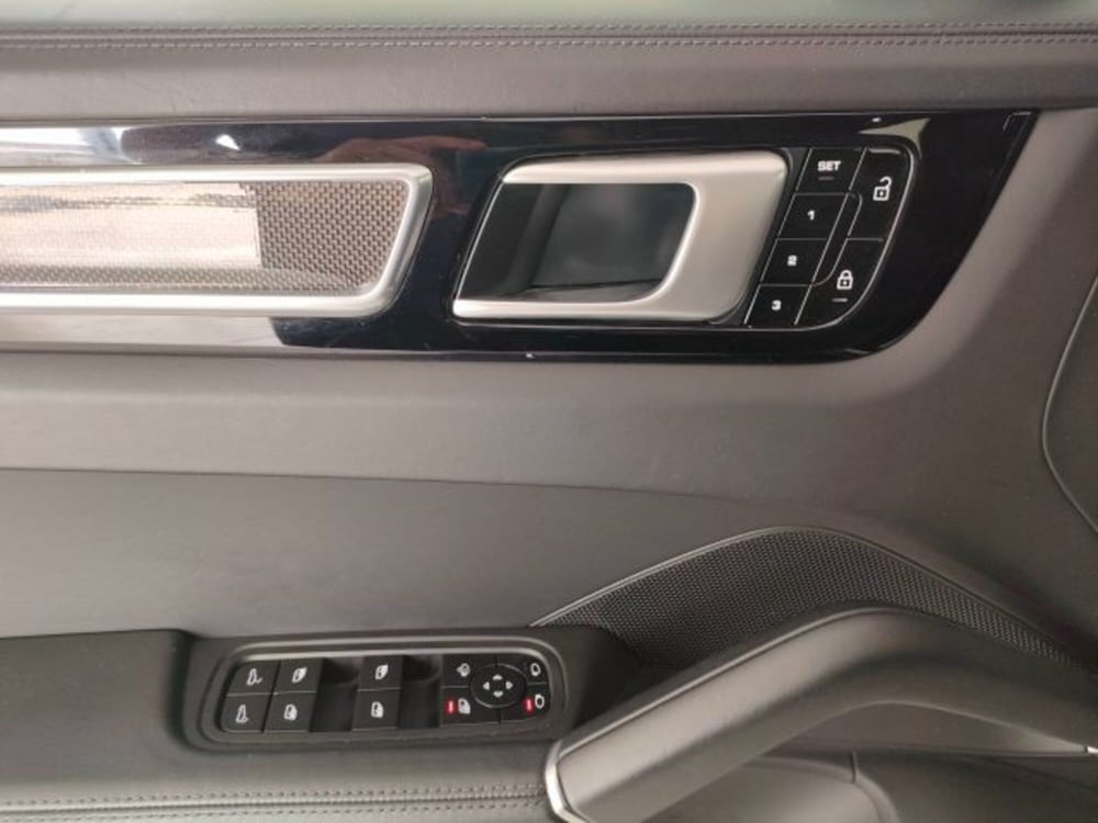 Porsche Cayenne usata a Teramo (14)