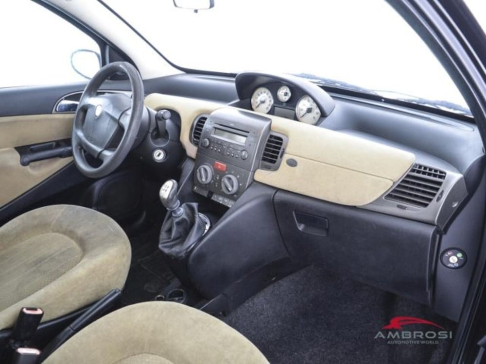 Lancia Ypsilon usata a Perugia (12)