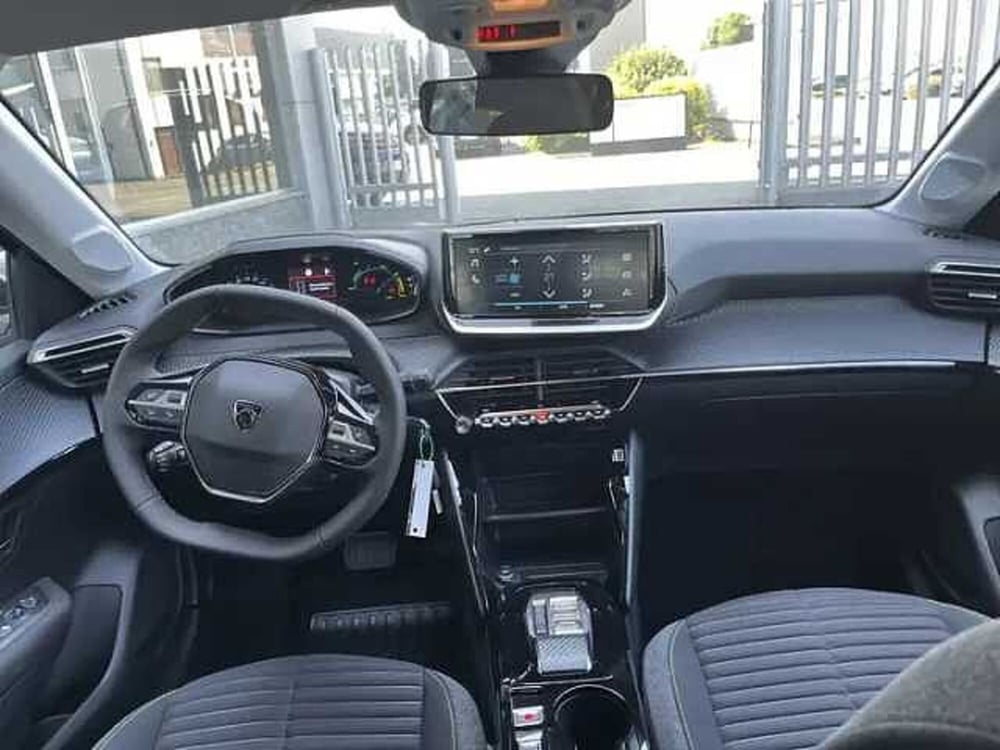 Peugeot 208 nuova a Milano (8)
