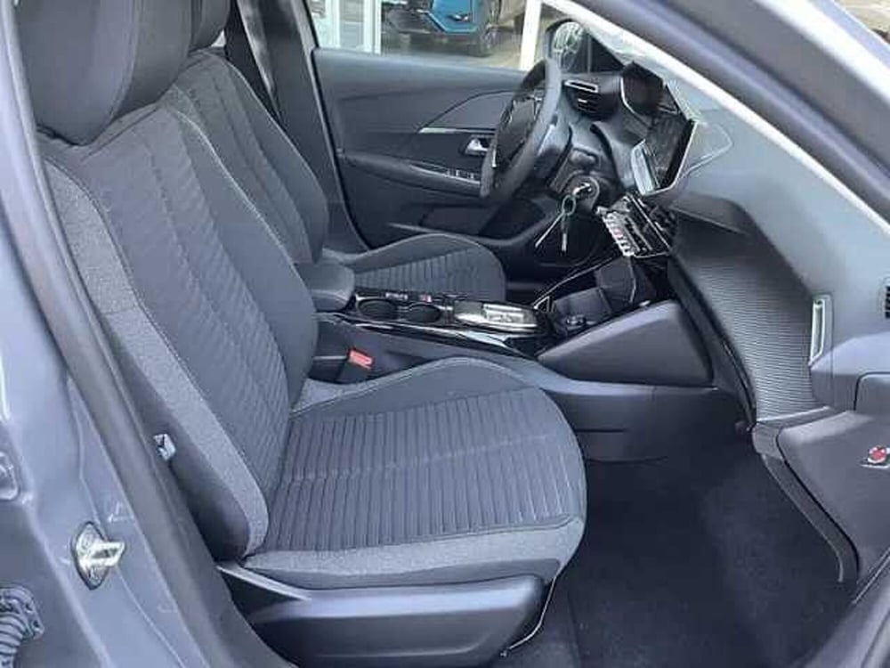 Peugeot 208 nuova a Milano (9)