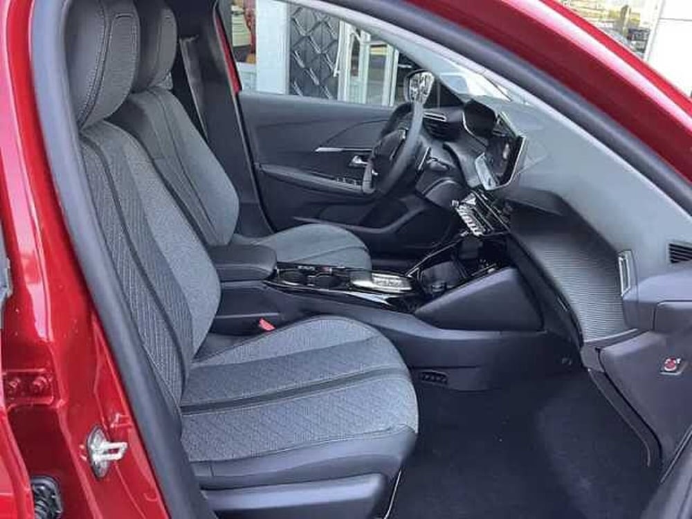 Peugeot 208 nuova a Milano (10)