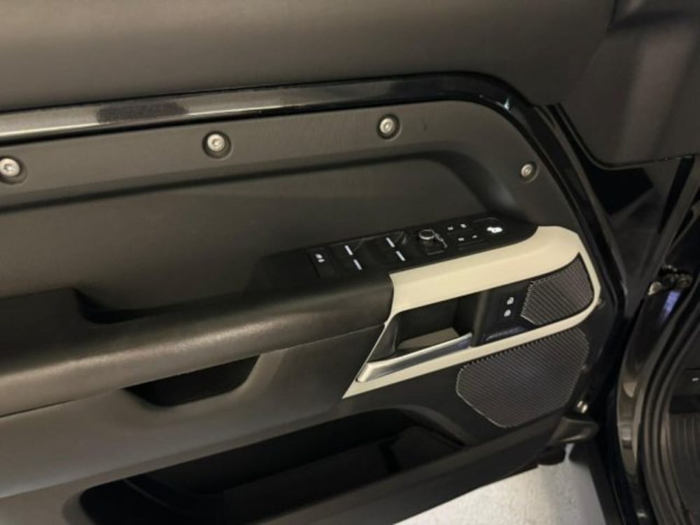Land Rover Defender usata a Trapani (9)