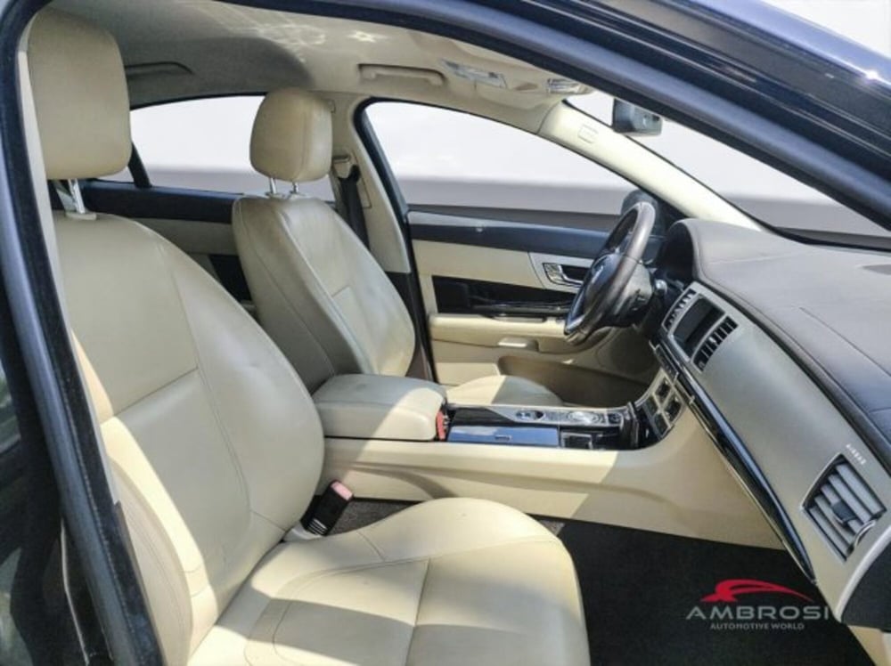 Jaguar XF usata a Perugia (9)