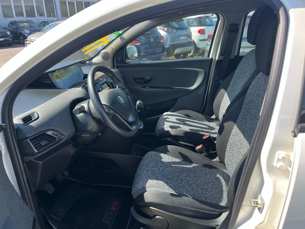 Lancia Ypsilon usata a Milano (11)