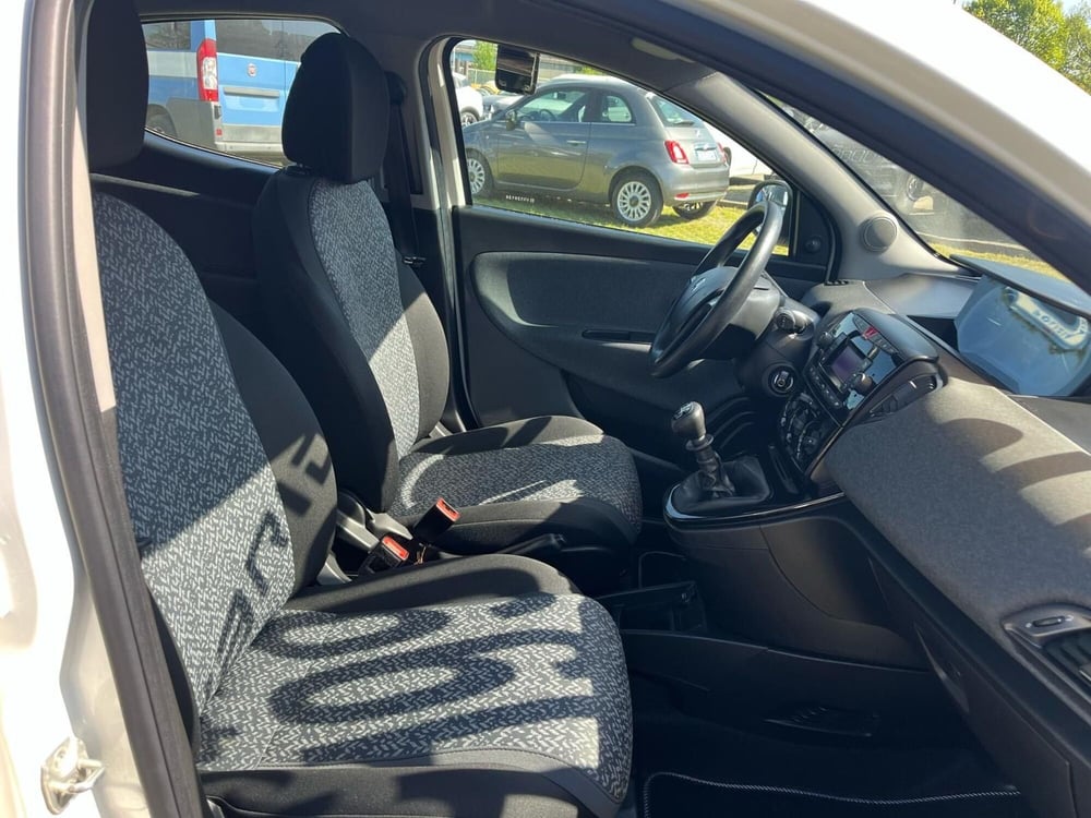 Lancia Ypsilon usata a Milano (12)