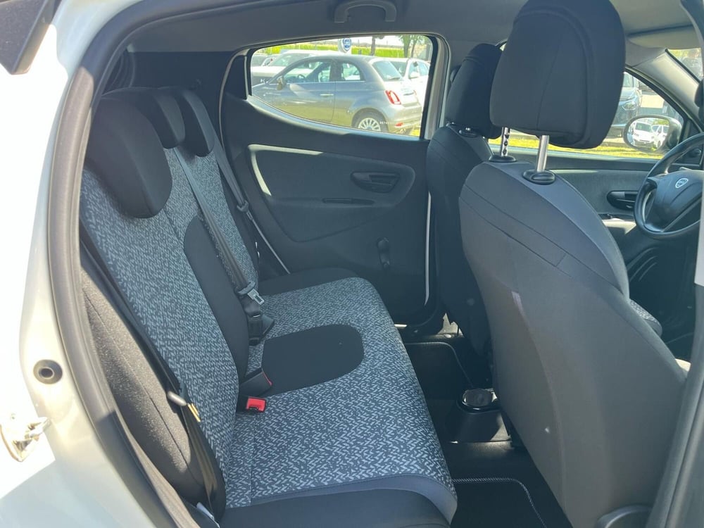 Lancia Ypsilon usata a Milano (14)