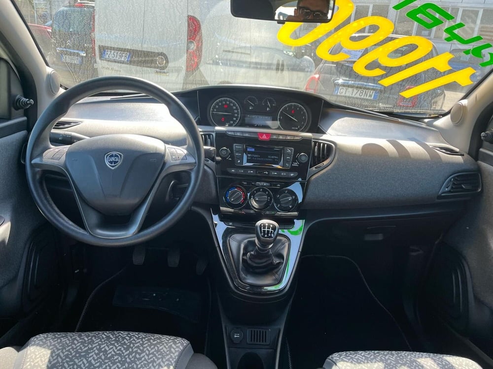 Lancia Ypsilon usata a Milano (15)