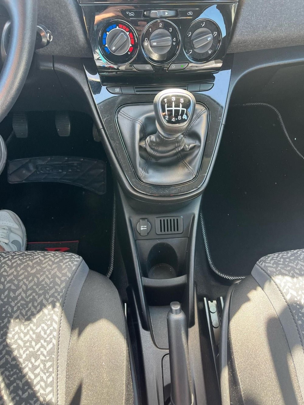 Lancia Ypsilon usata a Milano (17)