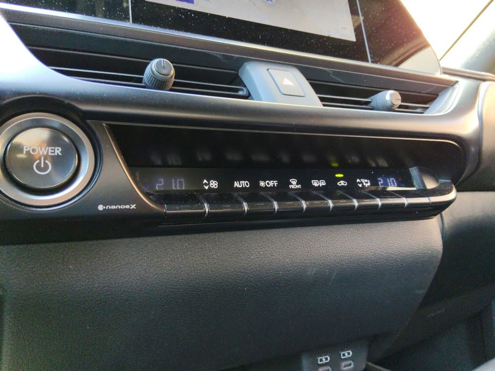 Lexus UX usata a Pescara (15)