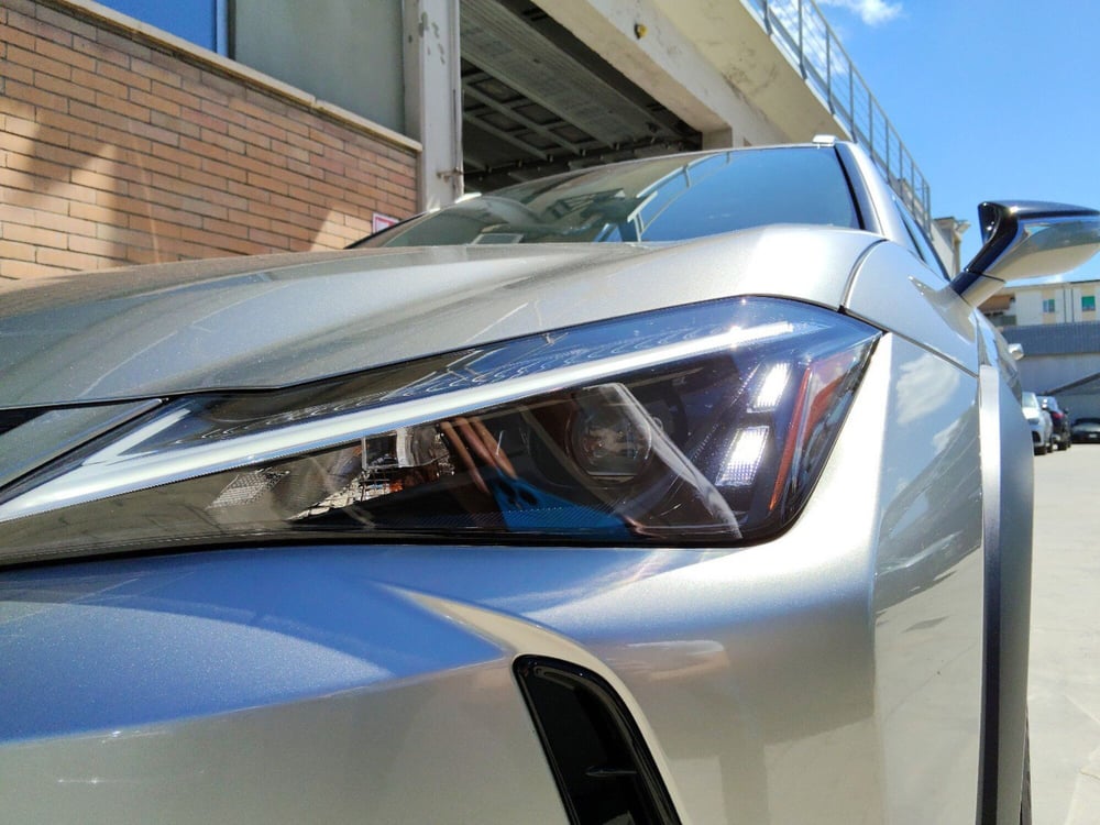 Lexus UX usata a Pescara (8)