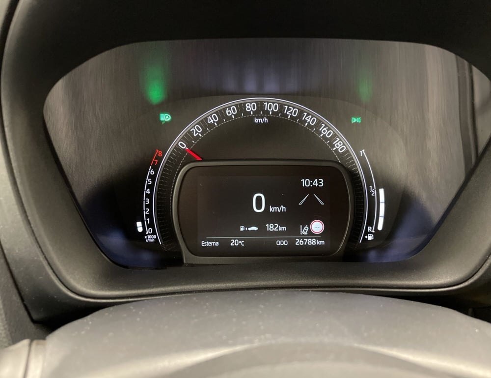 Toyota Aygo X usata a Varese (8)