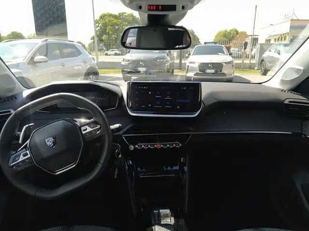 Peugeot 208 nuova a Milano (10)