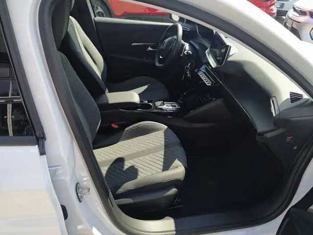 Peugeot 208 nuova a Milano (11)