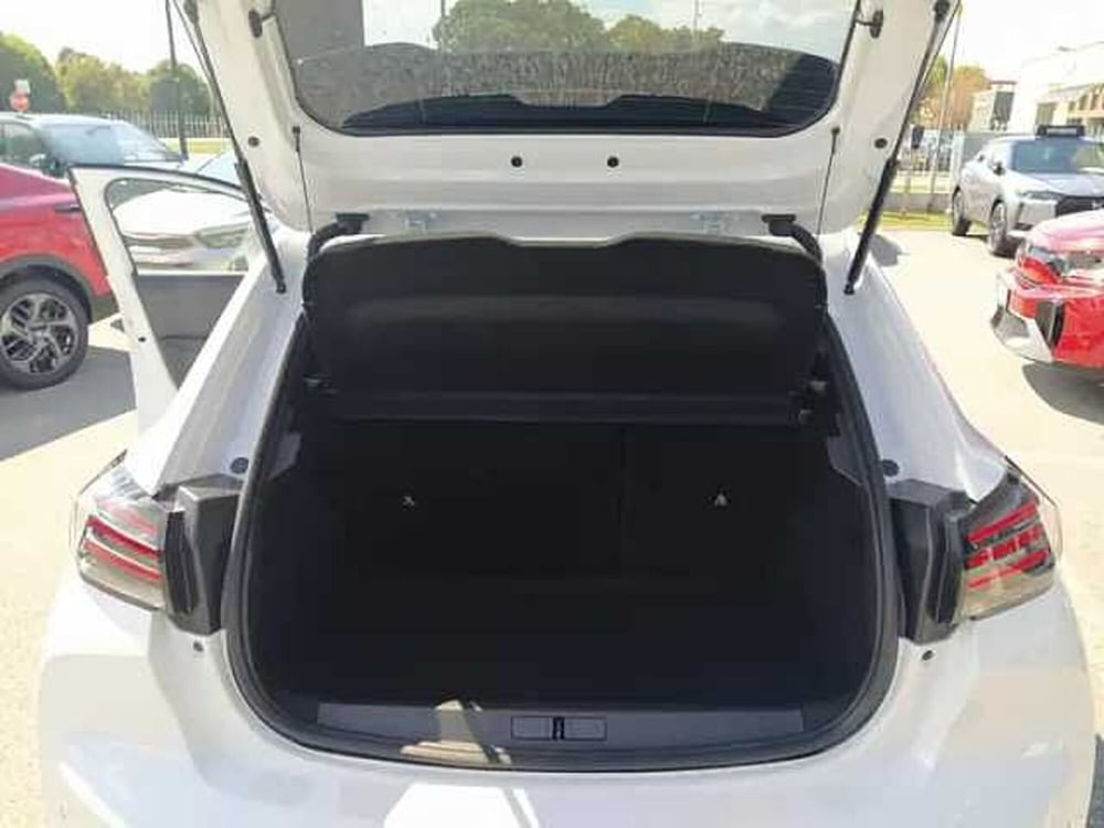 Peugeot 208 nuova a Milano (7)