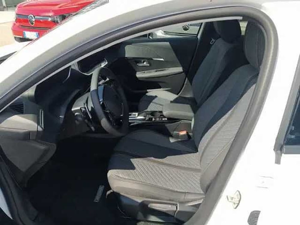 Peugeot 208 nuova a Milano (8)