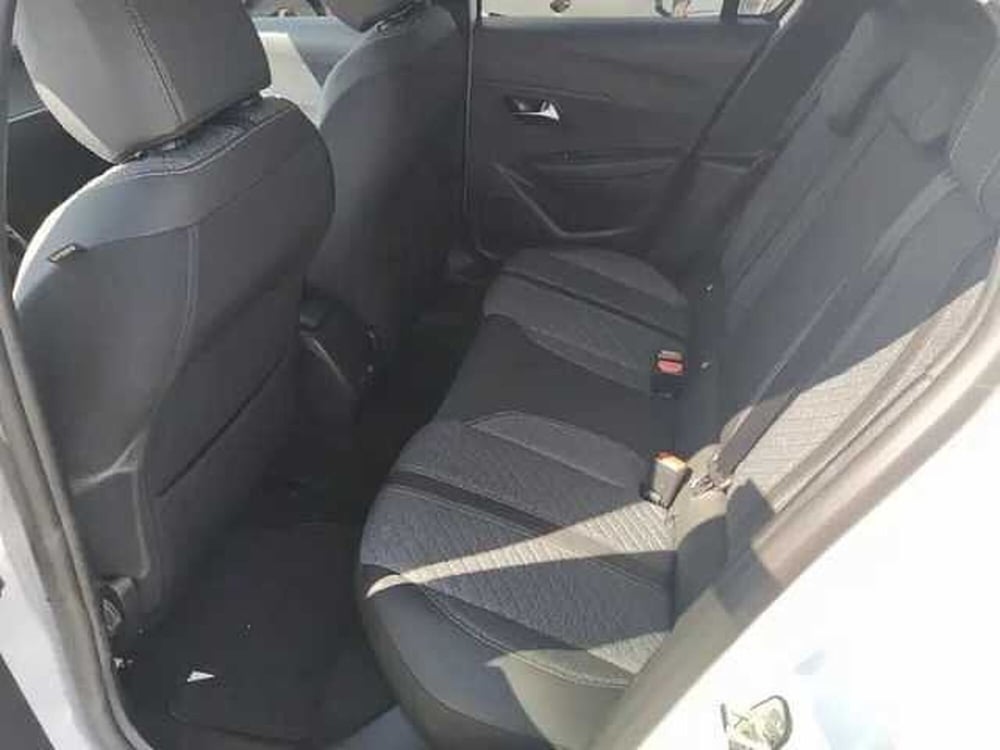 Peugeot 208 nuova a Milano (9)