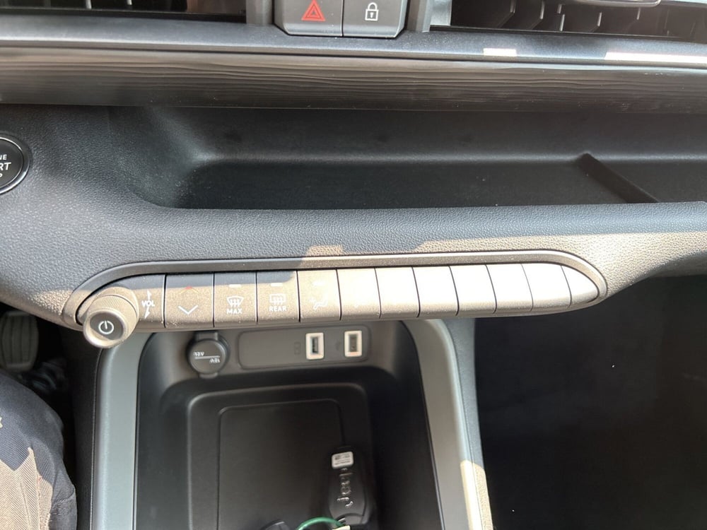 Jeep Avenger nuova a Roma (17)