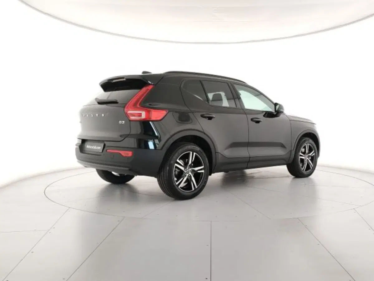 Volvo XC40 nuova a Modena (5)