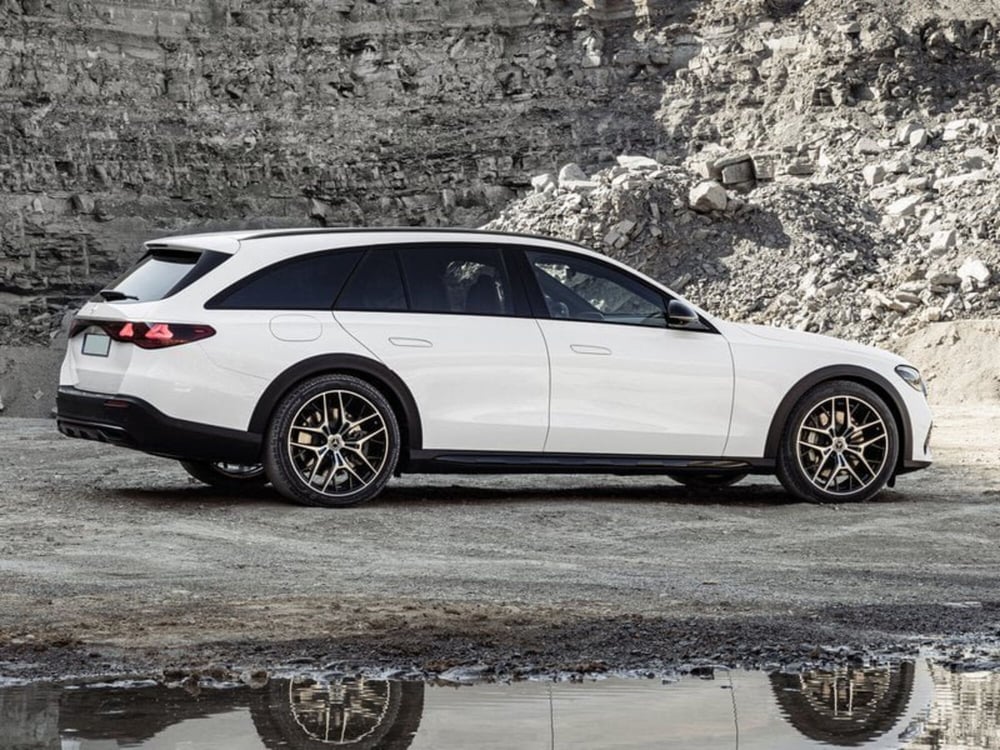 Mercedes-Benz Classe E Station Wagon nuova a Siena (2)