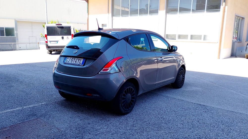 Lancia Ypsilon usata a Salerno (3)