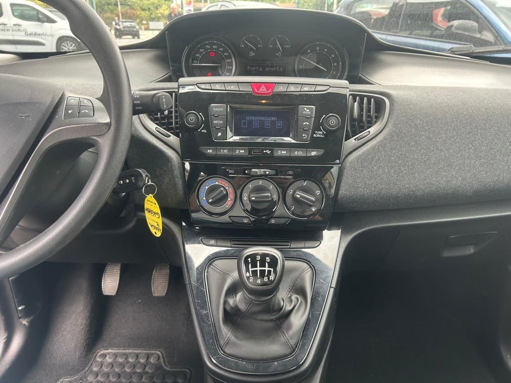 Lancia Ypsilon usata a Avellino (17)
