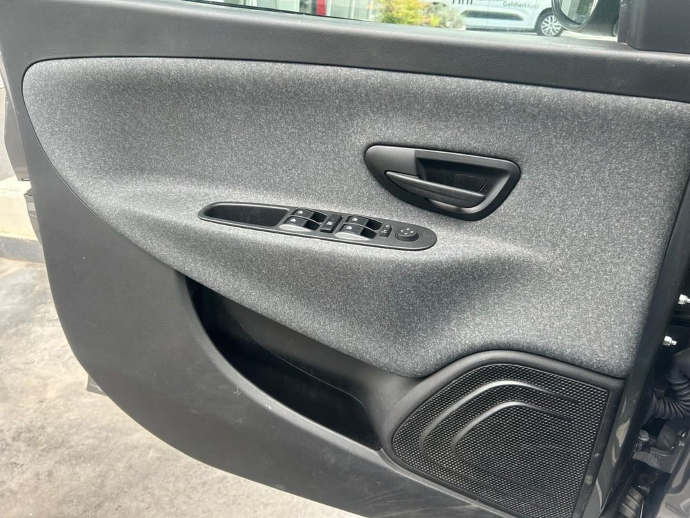 Lancia Ypsilon usata a Avellino (19)