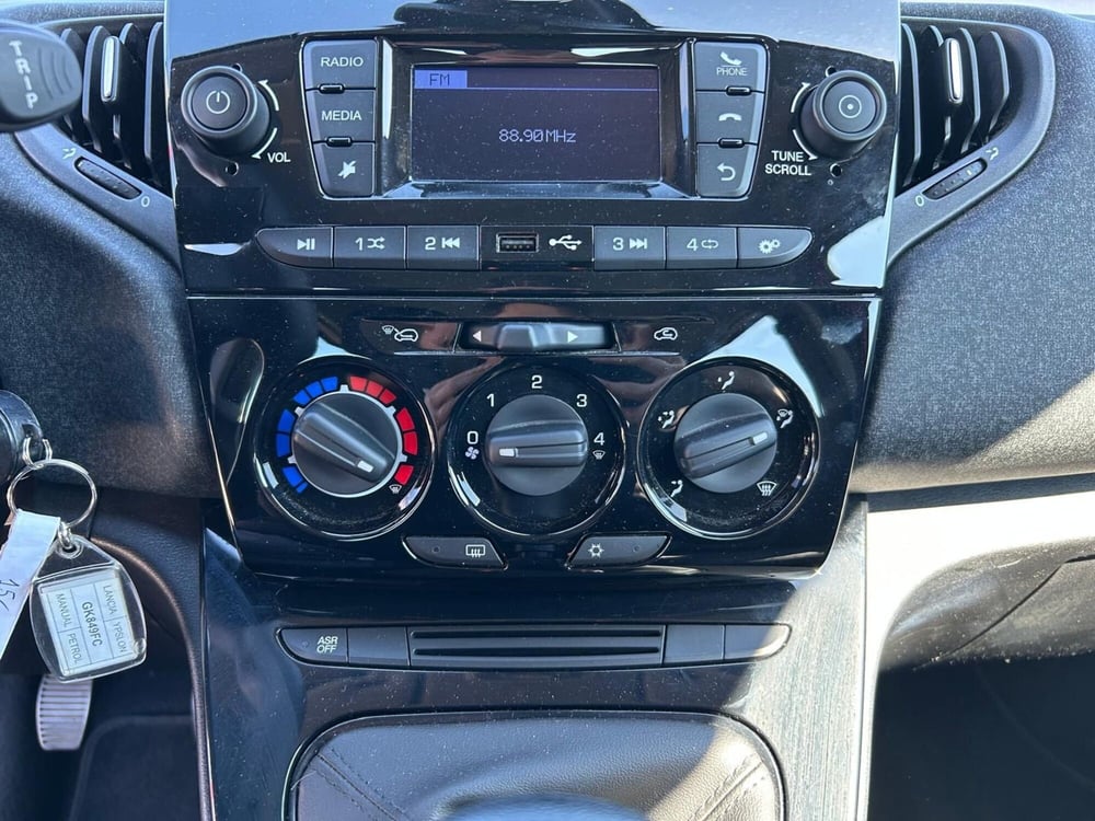 Lancia Ypsilon usata a Salerno (18)