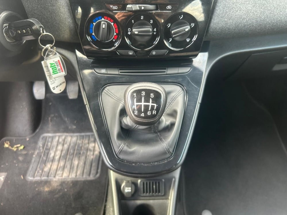 Lancia Ypsilon usata a Salerno (17)