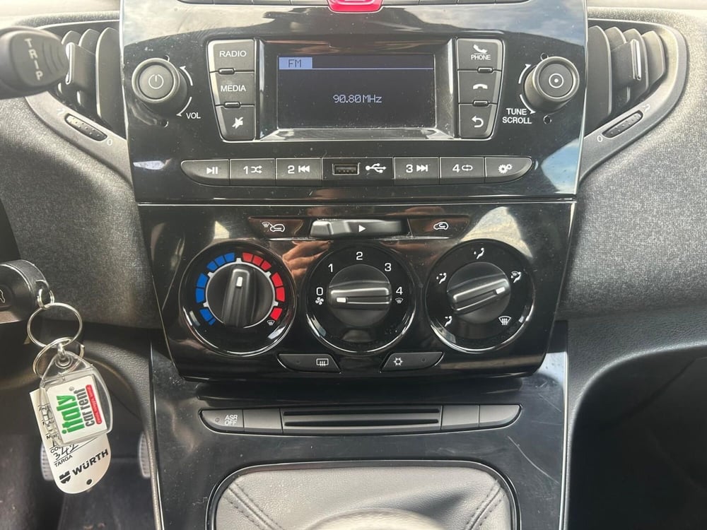 Lancia Ypsilon usata a Salerno (18)