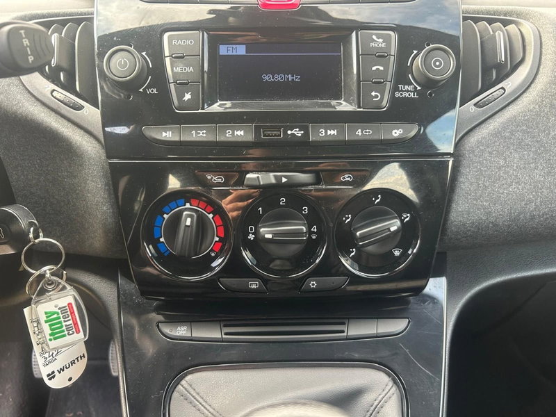 Lancia Ypsilon usata a Salerno (18)