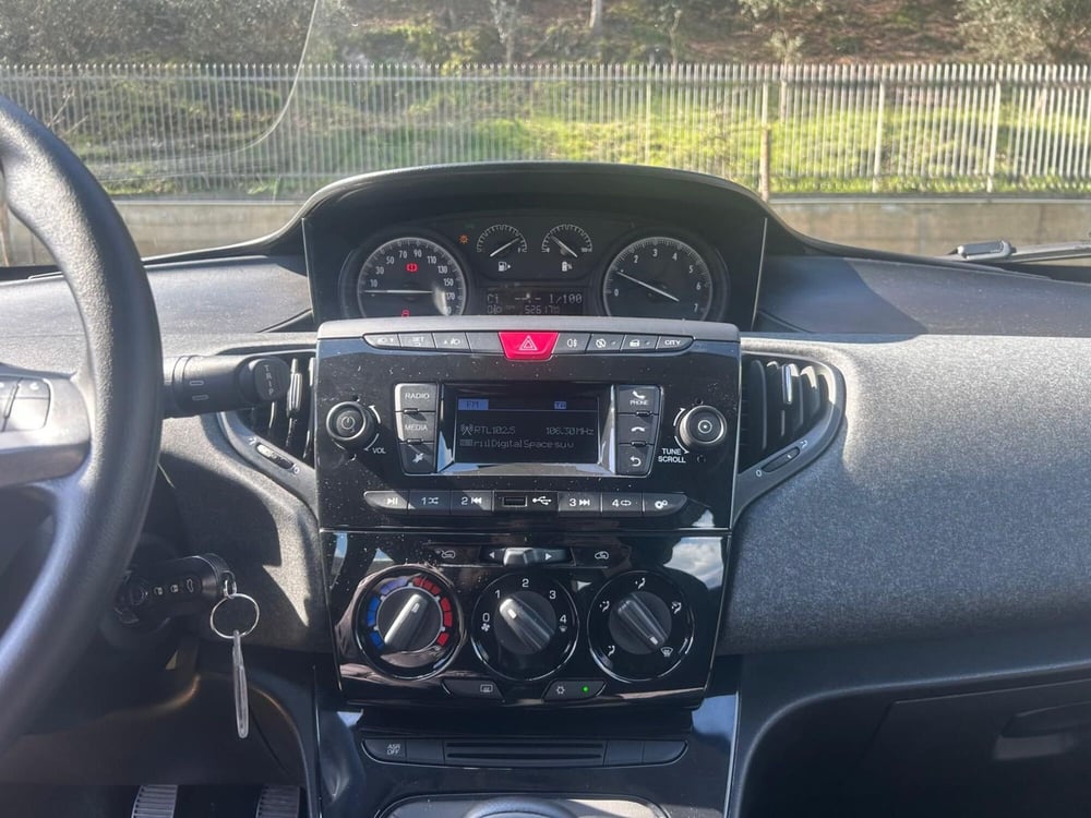Lancia Ypsilon usata a Salerno (19)