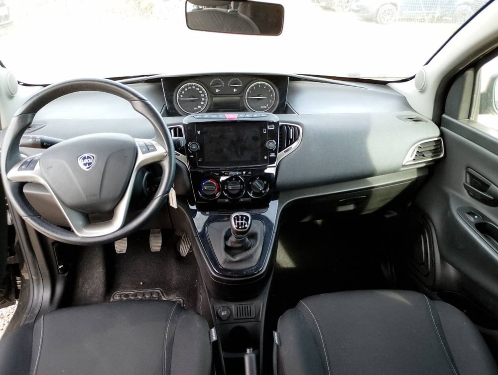 Lancia Ypsilon usata a Salerno (5)