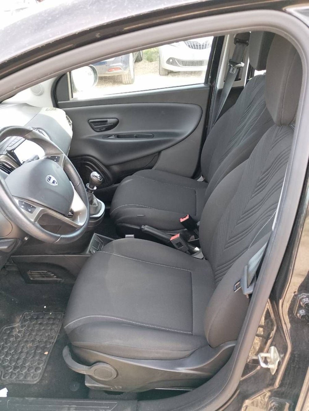 Lancia Ypsilon usata a Salerno (6)