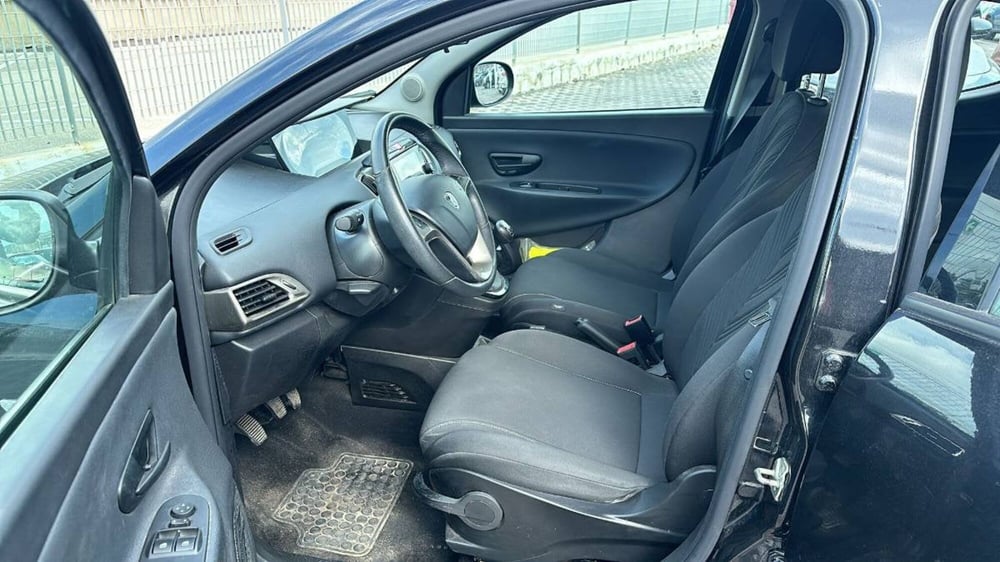 Lancia Ypsilon usata a Salerno (6)