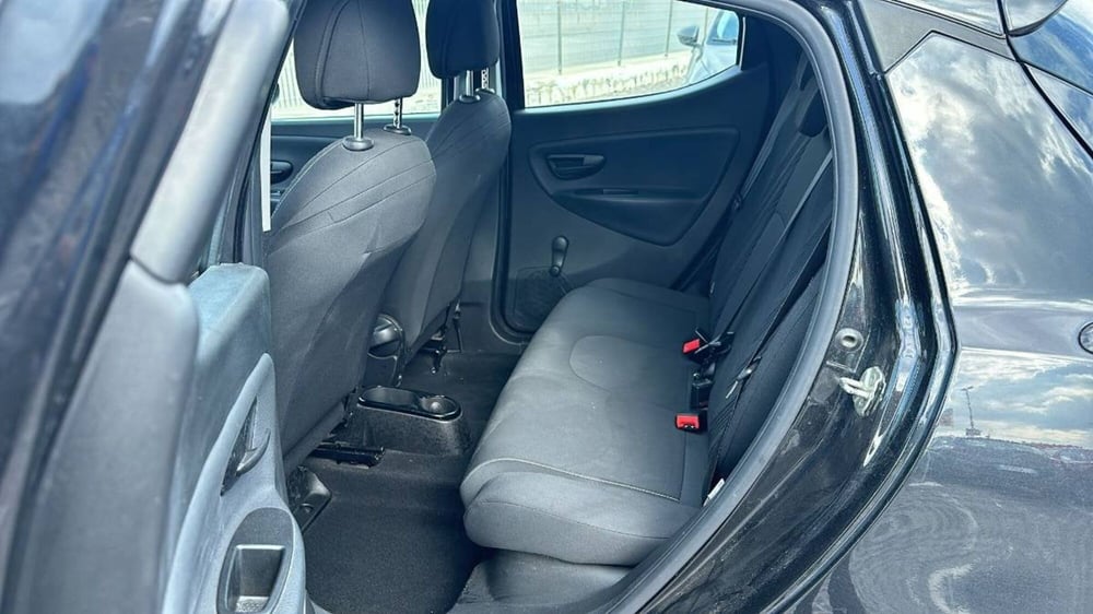 Lancia Ypsilon usata a Salerno (7)