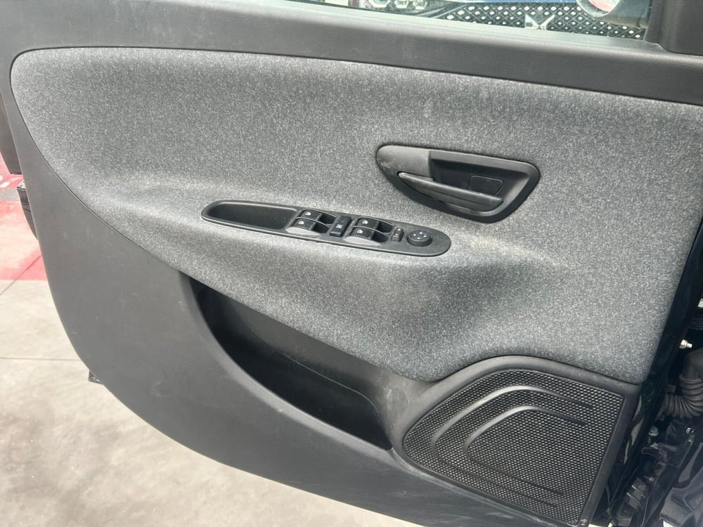 Lancia Ypsilon usata a Salerno (15)