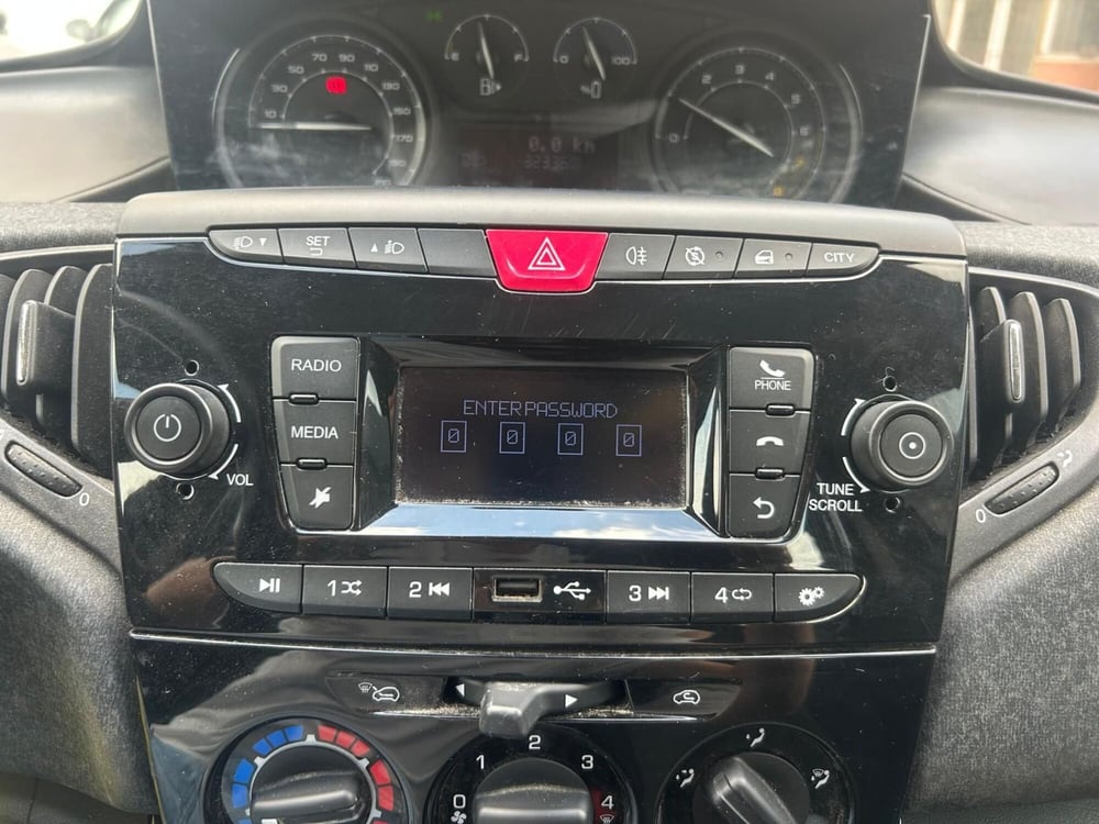 Lancia Ypsilon usata a Salerno (16)