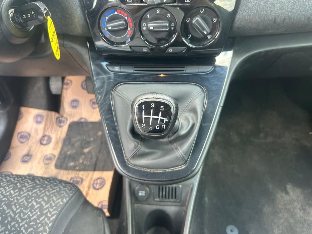 Lancia Ypsilon usata a Salerno (19)