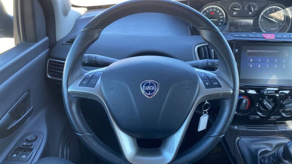 Lancia Ypsilon usata a Salerno (8)