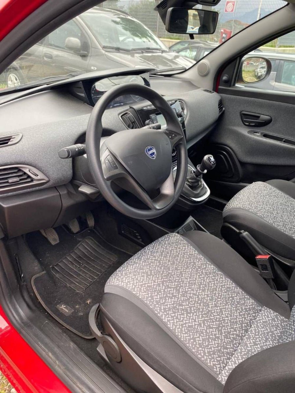Lancia Ypsilon usata a Salerno (8)