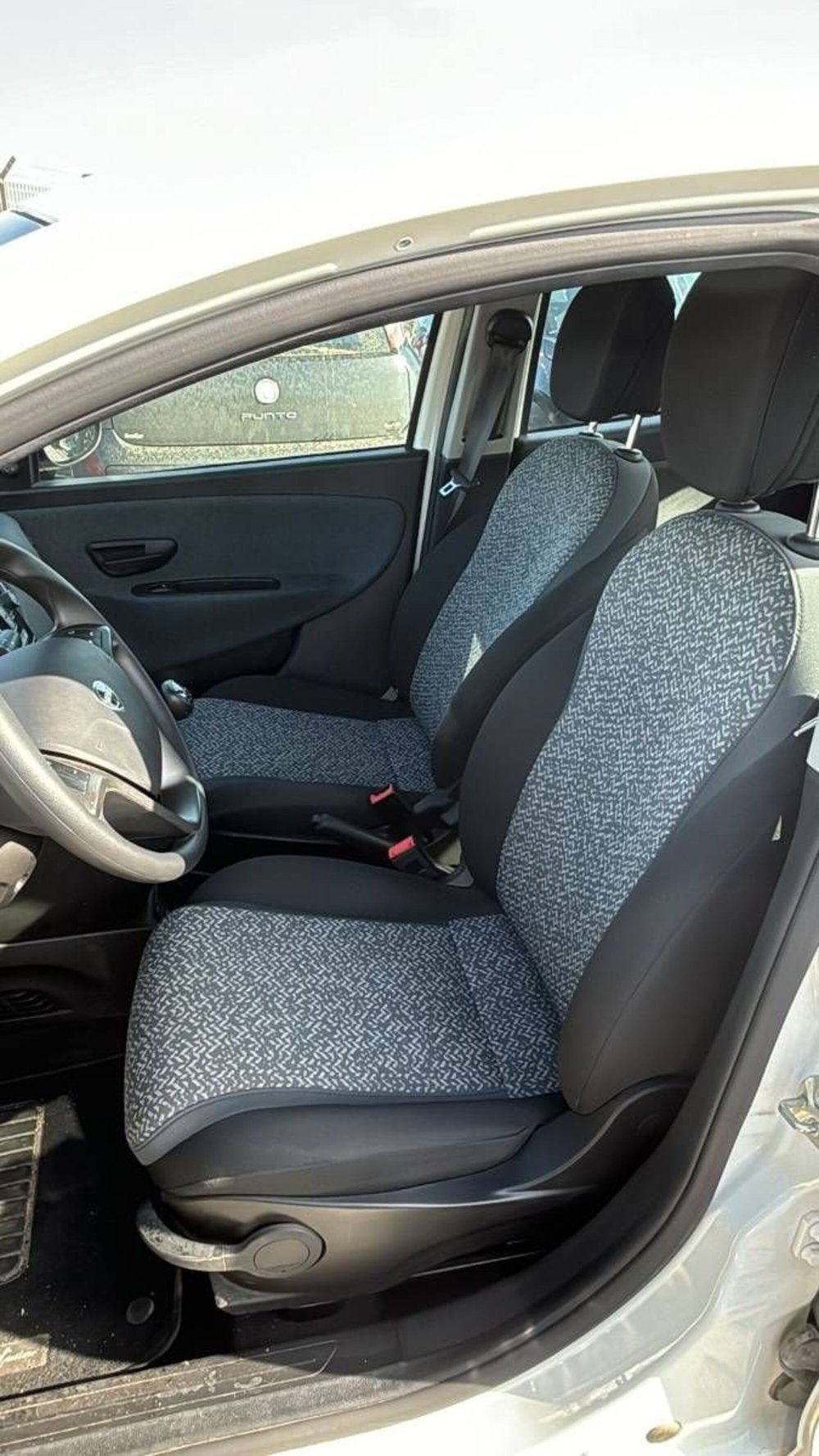 Lancia Ypsilon usata a Salerno (6)
