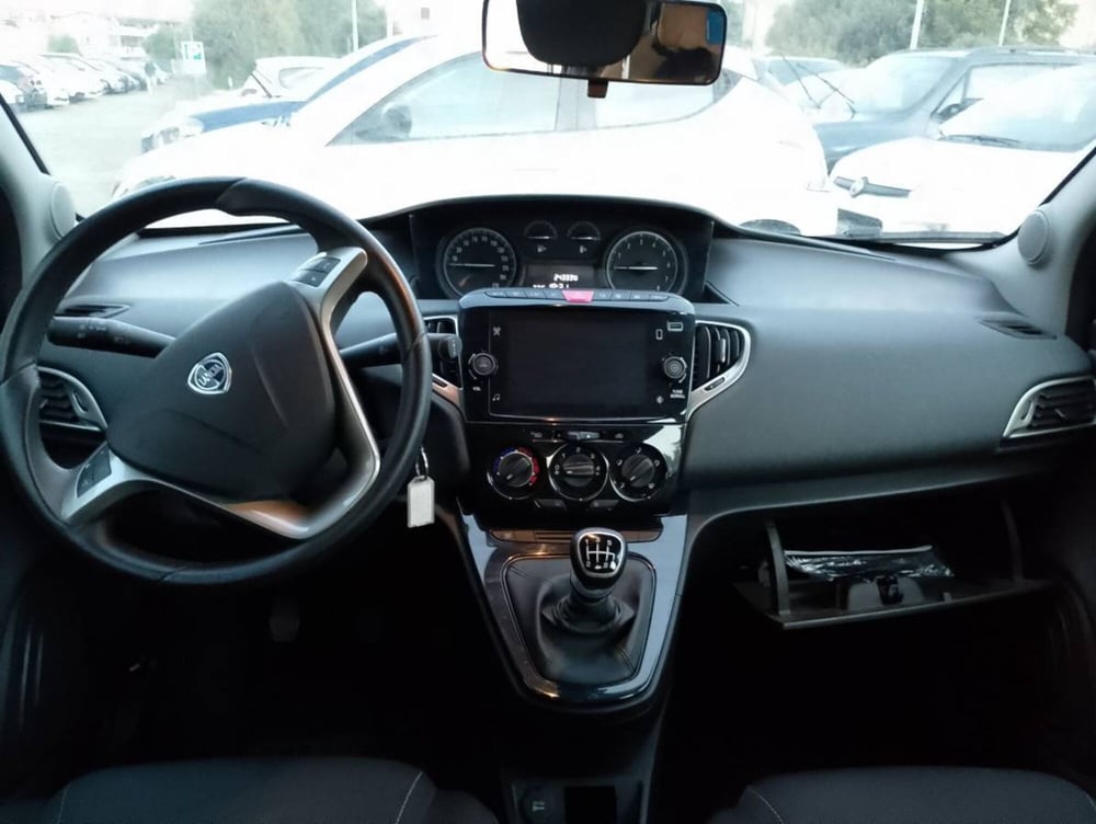 Lancia Ypsilon usata a Salerno (5)